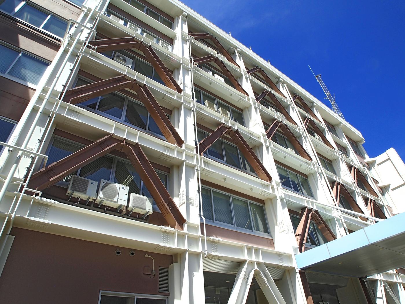 Bâtiment existant renforcé par un contreventement parasismique en façade