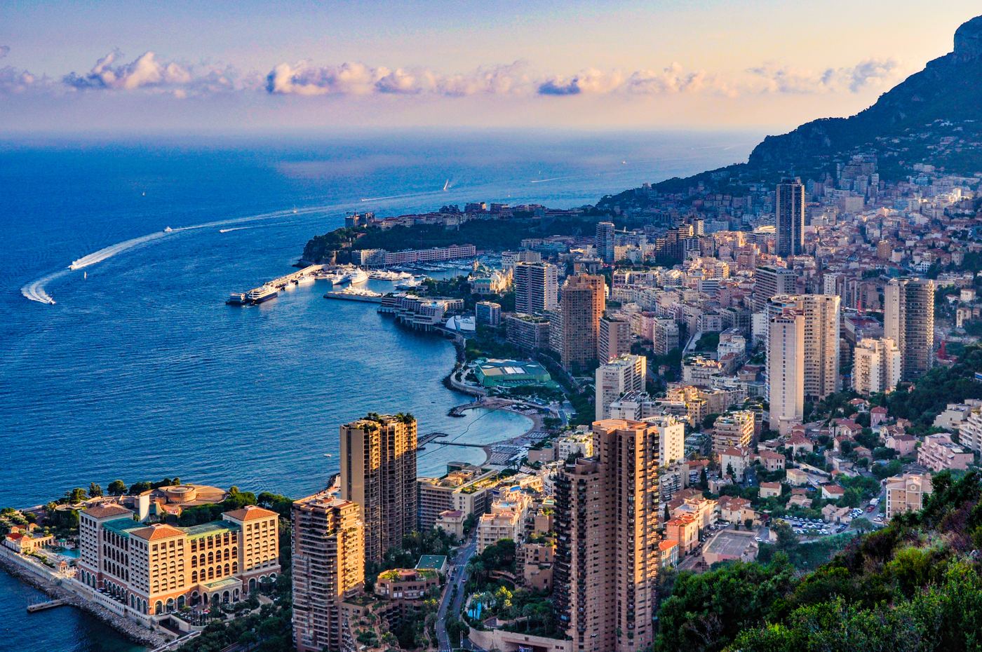 Bâtiments de la Côte d’Azur entre mer et montagne